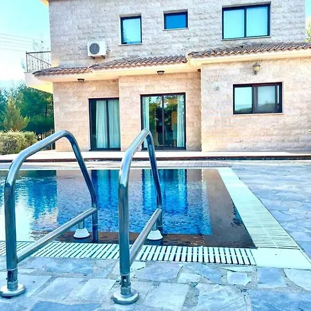 Ferienhaus Irinas Country Home! Trimiklini